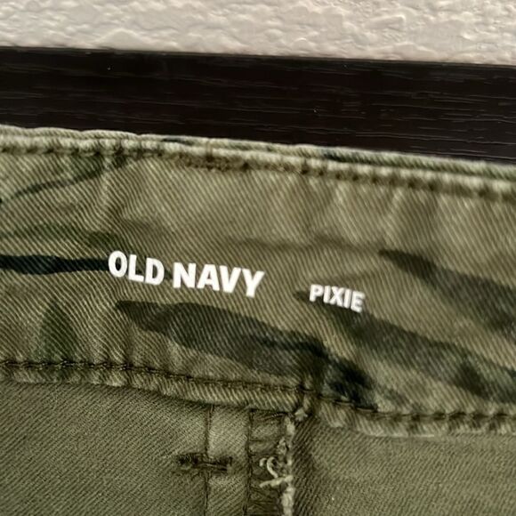 Old Navy Pixie Pants with a Green Tropical Camo Deisign - Size 2 Tall - Picture 4 of 6